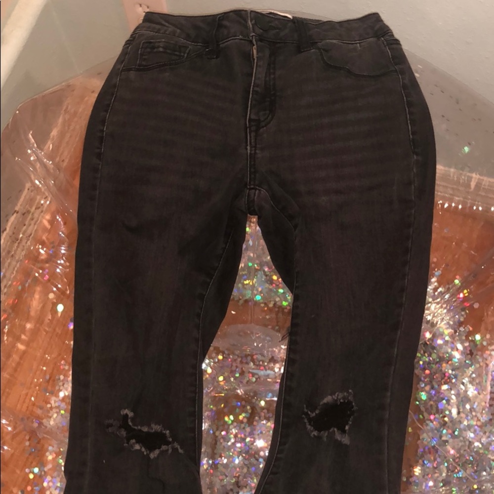 BLACK RIPPED JEANS